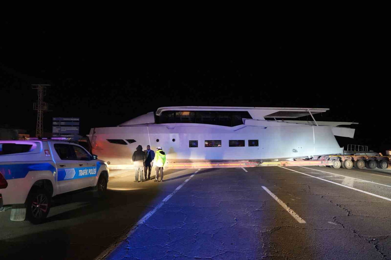 ERZURUM'U TORTUM İLÇESİNE BAĞLAYAN KARAYOLUNDA, ÜZERİNDE YAT YÜKLÜ BİR TIR MANEVRA YAPMAK İSTERKEN...