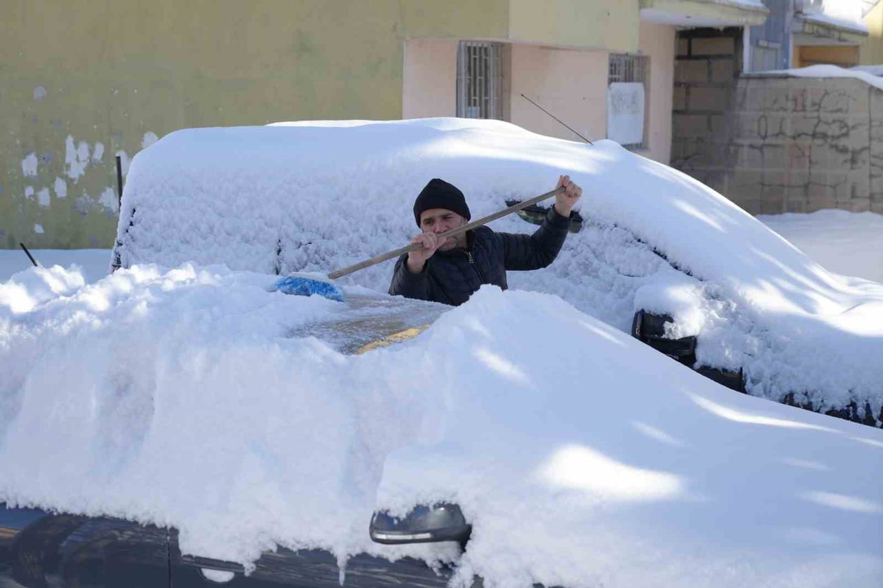 ERZURUM’DA DÜNDEN BU YANA ETKİLİ OLAN KAR YAĞIŞI KENTİ BEYAZ ÖRTÜYE BÜRÜDÜ. ERZURUM’DA TOPLAM BİN...