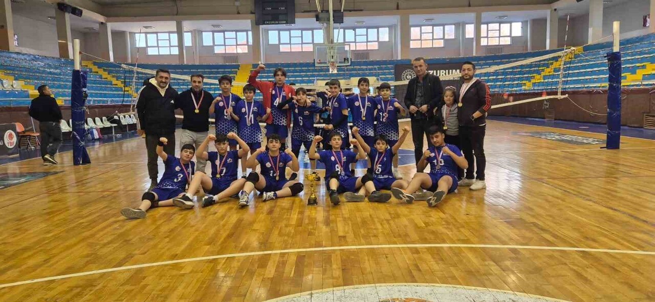 ERZURUM’DA DÜZENLENEN ORTAOKULLAR ARASI VOLEYBOL İL MÜSABAKALARINDA AŞKALE İBRAHİM POLAT ORTAOKULU...