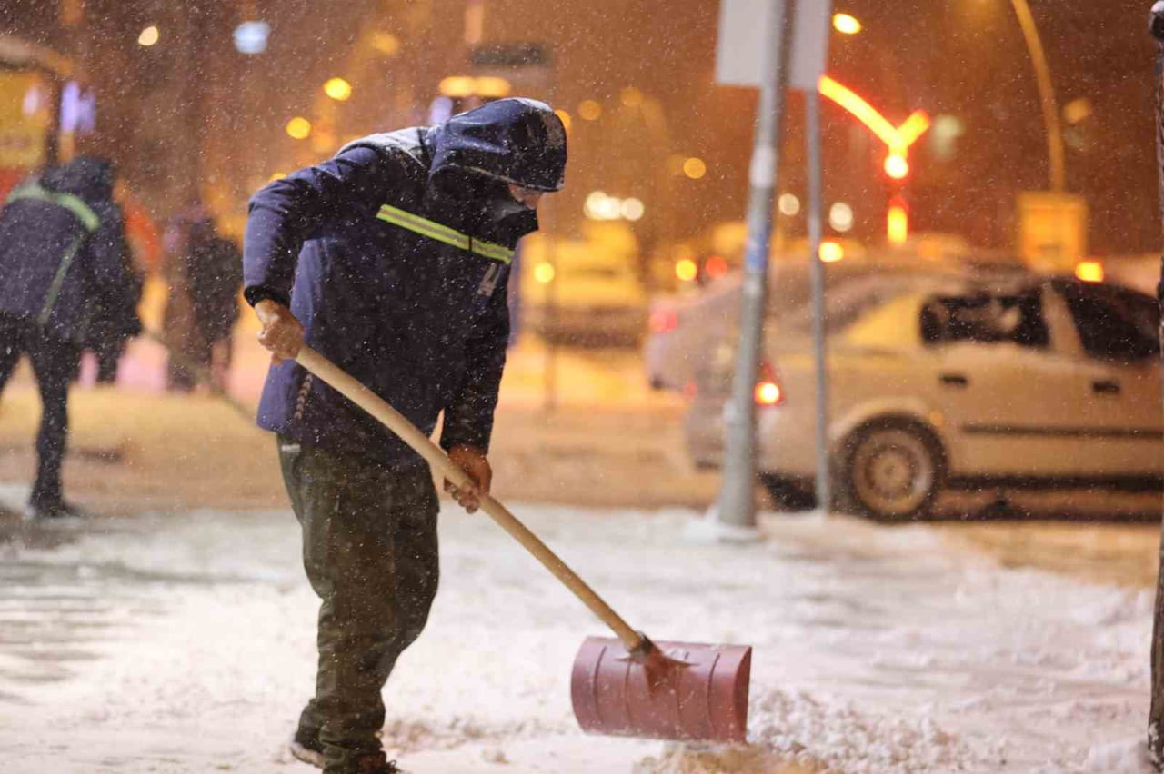 ERZURUM’DA ETKİLİ OLAN KAR YAĞIŞINA KARŞI, ERZURUM BÜYÜKŞEHİR BELEDİYESİ EKİPLERİ 24 SAAT ESASINA...