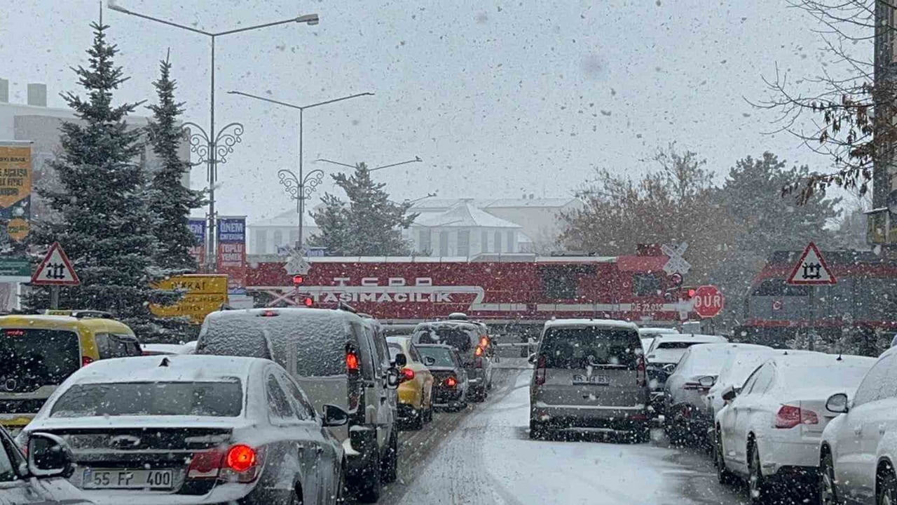 ERZURUM’DA ETKİLİ OLAN YOĞUN KAR YAĞIŞI ÇEVRE İLLERLE OLAN ULAŞIM AĞINI DA OLUMSUZ YÖNDE...