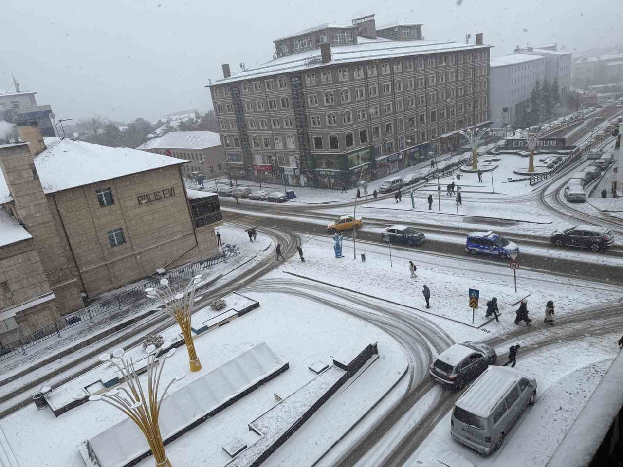 ERZURUM’DA ETKİLİ OLAN YOĞUN KAR YAĞIŞI HAYATI OLUMSUZ YÖNDE ETKİLİYOR.