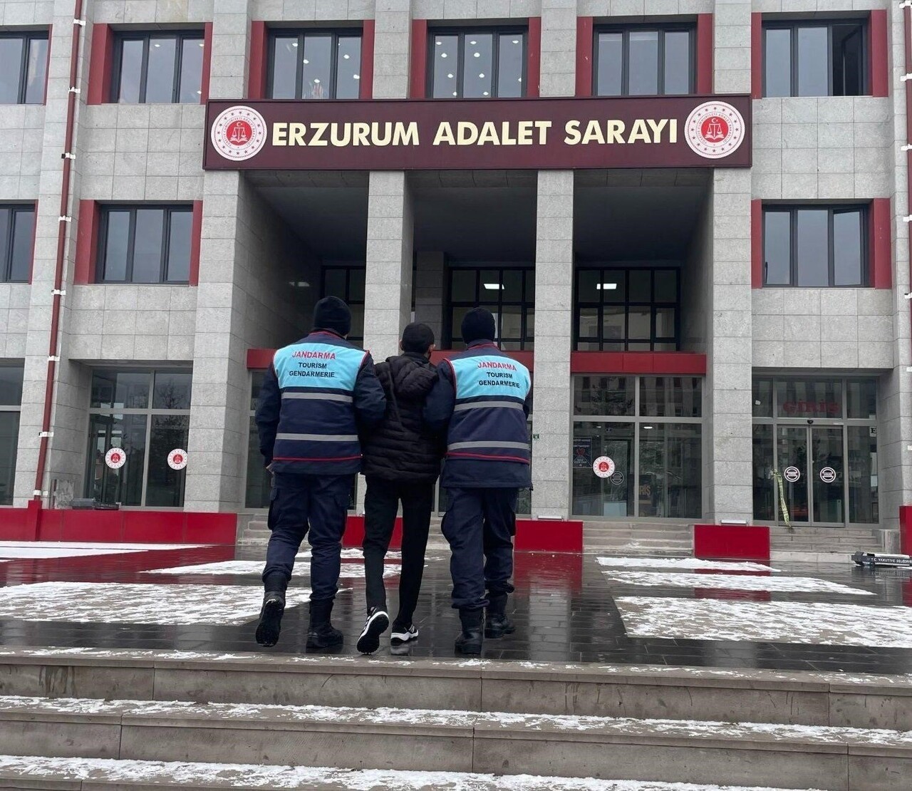 ERZURUM’DA HAKKINDA 17 YIL 8 AY KESİNLEŞMİŞ HAPİS CEZASI BULUNAN ŞAHIS JANDARMA EKİPLERİNCE...