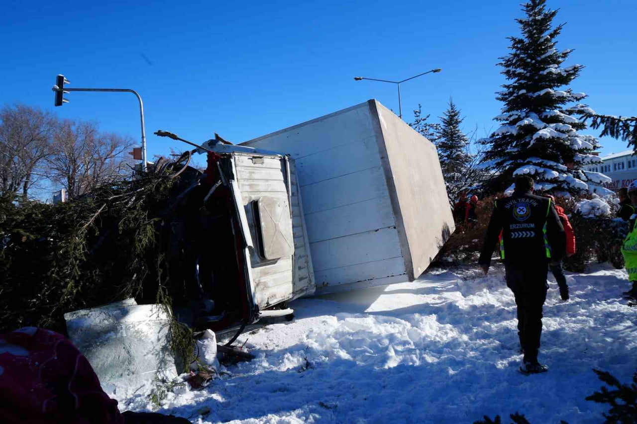 ERZURUM’DA MEYDANA GELEN KAZADA BİR KAMYON HIZINI ALAMAYARAK ORTA REFÜJÜ AÇTI VE TAKLA ATTI.