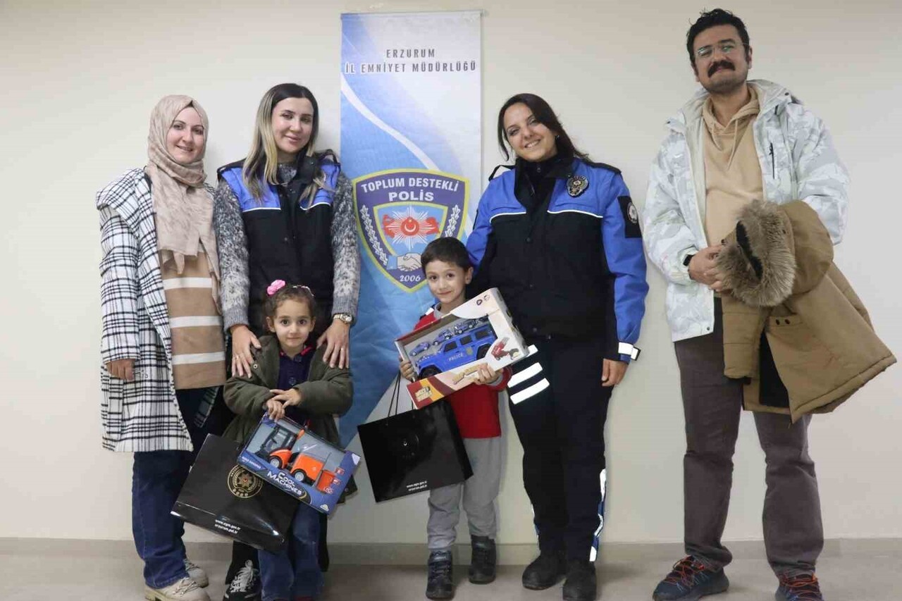 ERZURUM’DA POLİS YÜREKLERİ ISITAN BİR DAVRANIŞ SERGİLEDİ VE BİR ÇOCUĞUN KAYBOLAN OYUNCAĞI İÇİN...