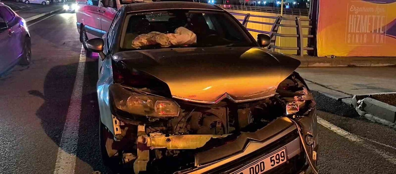 ERZURUM’DA ÜÇ ARACIN KARIŞTIĞI ZİNCİRLEME TRAFİK KAZASINDA TRAFİĞİ DURMA NOKTASINA...