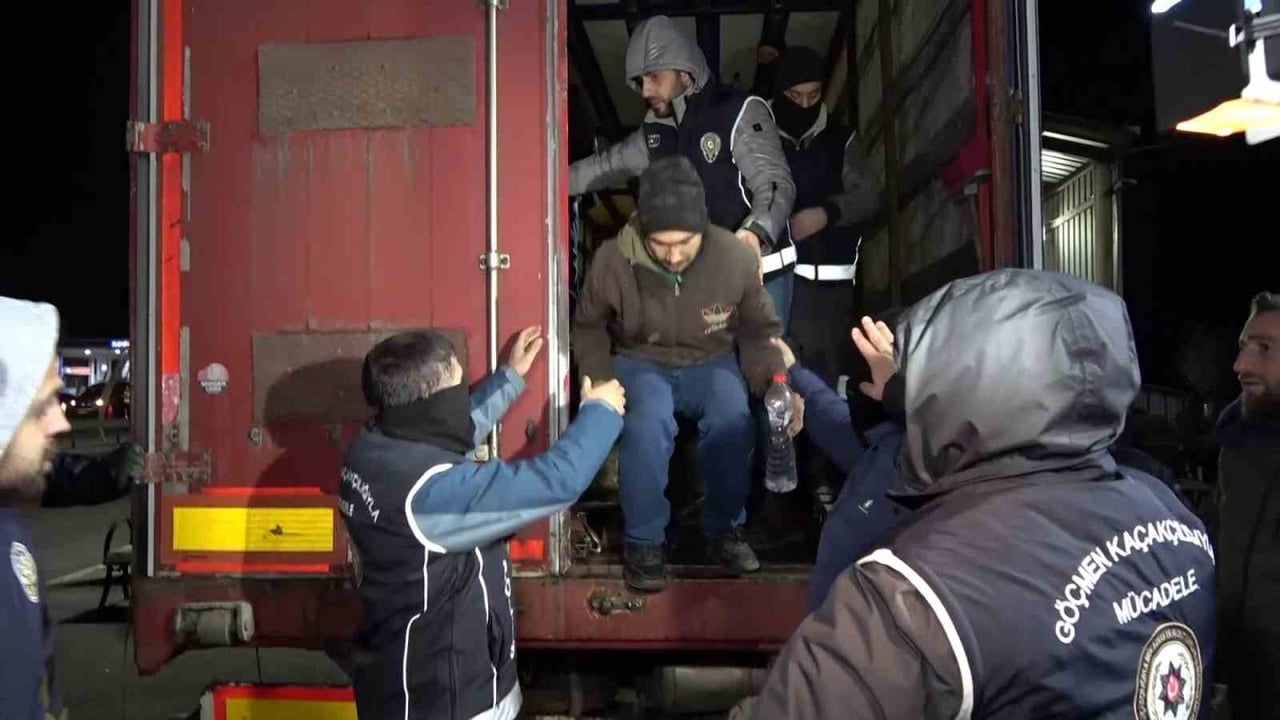 ERZURUM EMNİYET MÜDÜRLÜĞÜ’NCE KENT GENELİNDE GÜVENLİK UYGULAMALARI YAPILDI. EMNİYET MÜDÜRÜ ONUR...