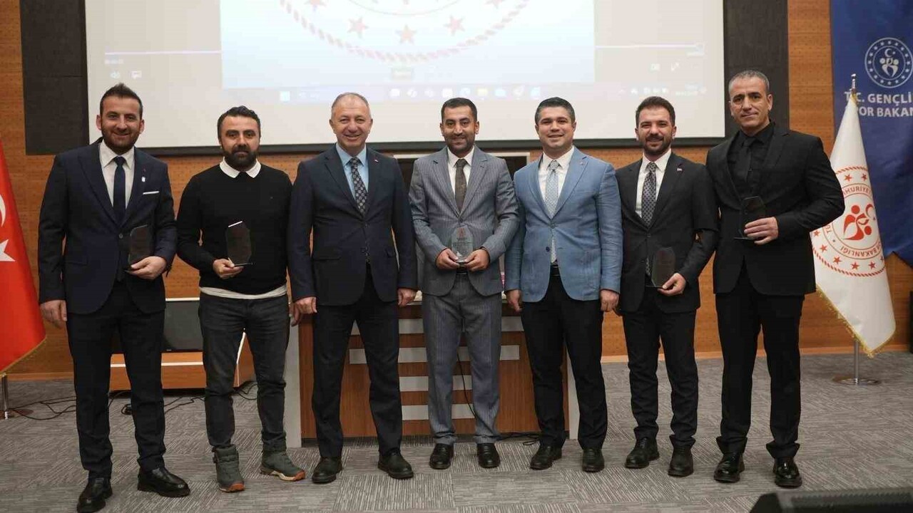 ERZURUM GENÇLİK VE SPOR İL MÜDÜRÜ LEVENT ÇAKMUR, 2025 YILI TESİSLERİN DEĞİŞİM VE DÖNÜŞÜMÜ İLE İL...