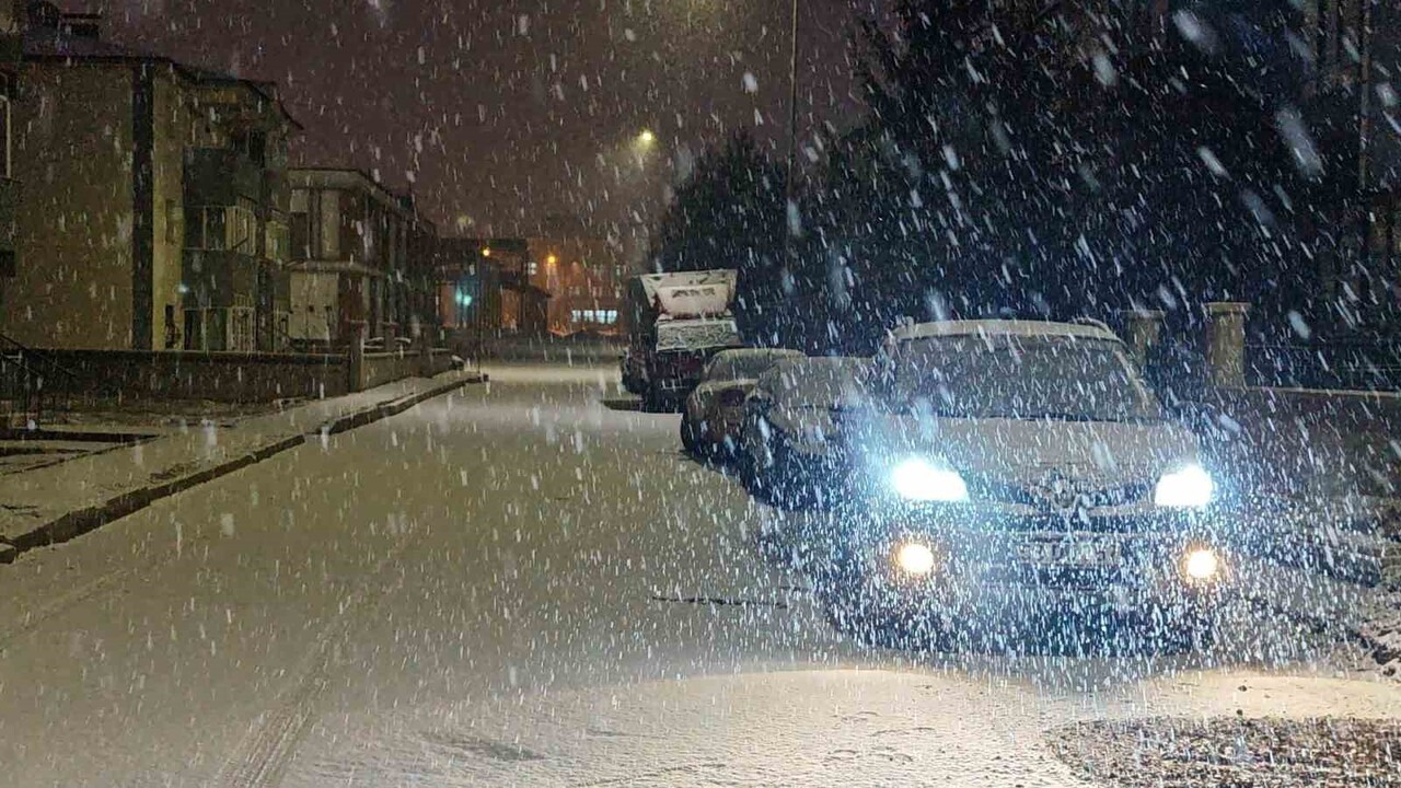 ERZURUM, GÜNE UZUN SÜREDİR BEKLENEN KAR YAĞIŞIYLA UYANDI.