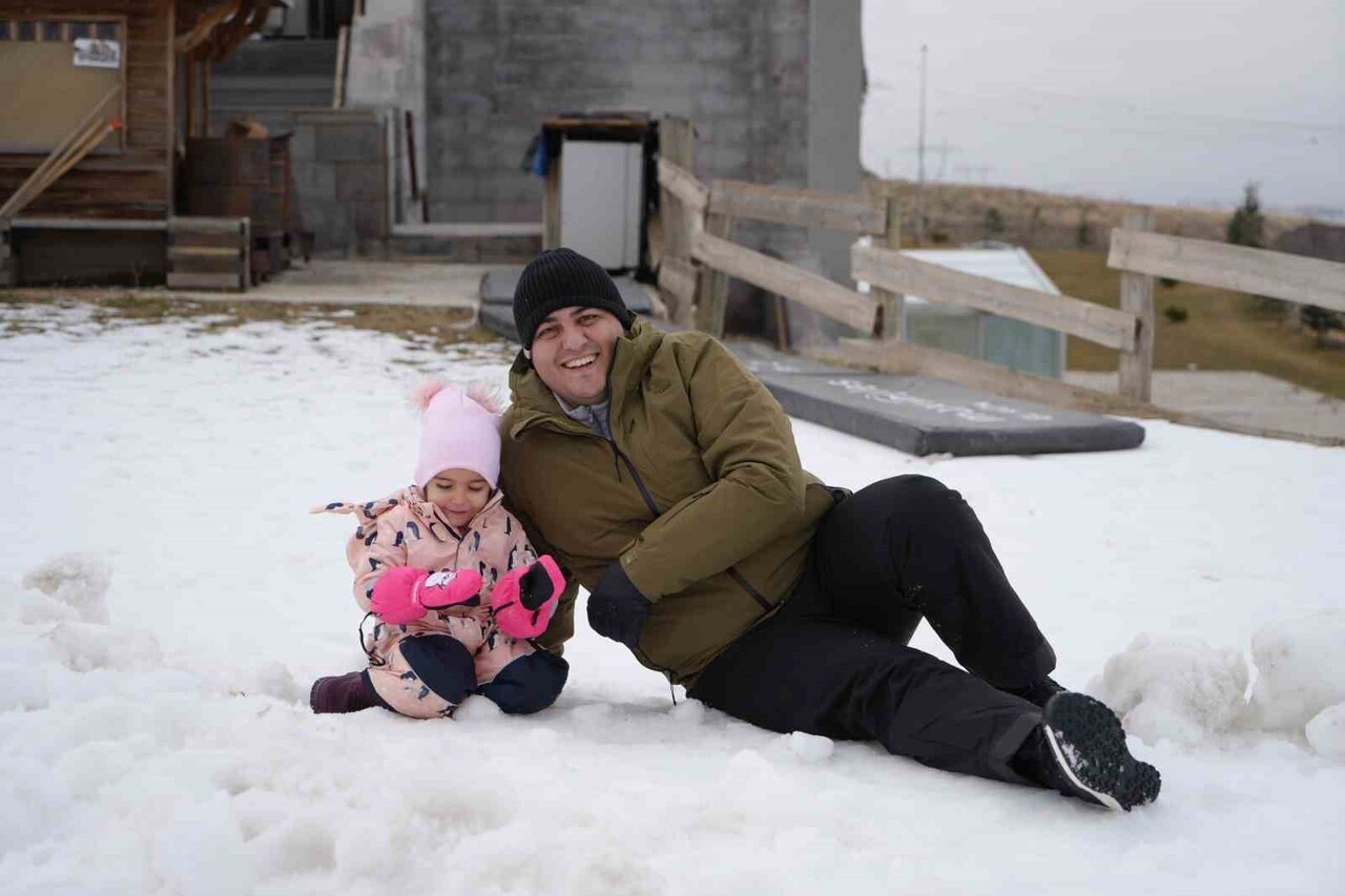 ERZURUM PALANDÖKEN KAYAK MERKEZİ'NDE YILIN İLK KAYAK KEYFİ BAŞLADI. DAĞDA KAR YETERLİ OLMASA DA...