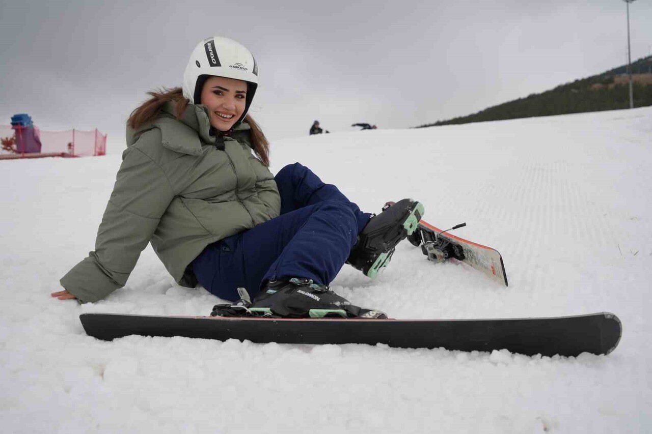 ERZURUM PALANDÖKEN KAYAK MERKEZİ'NDE YILIN İLK KAYAK KEYFİ BAŞLADI. DAĞDA KAR YETERLİ OLMASA DA...