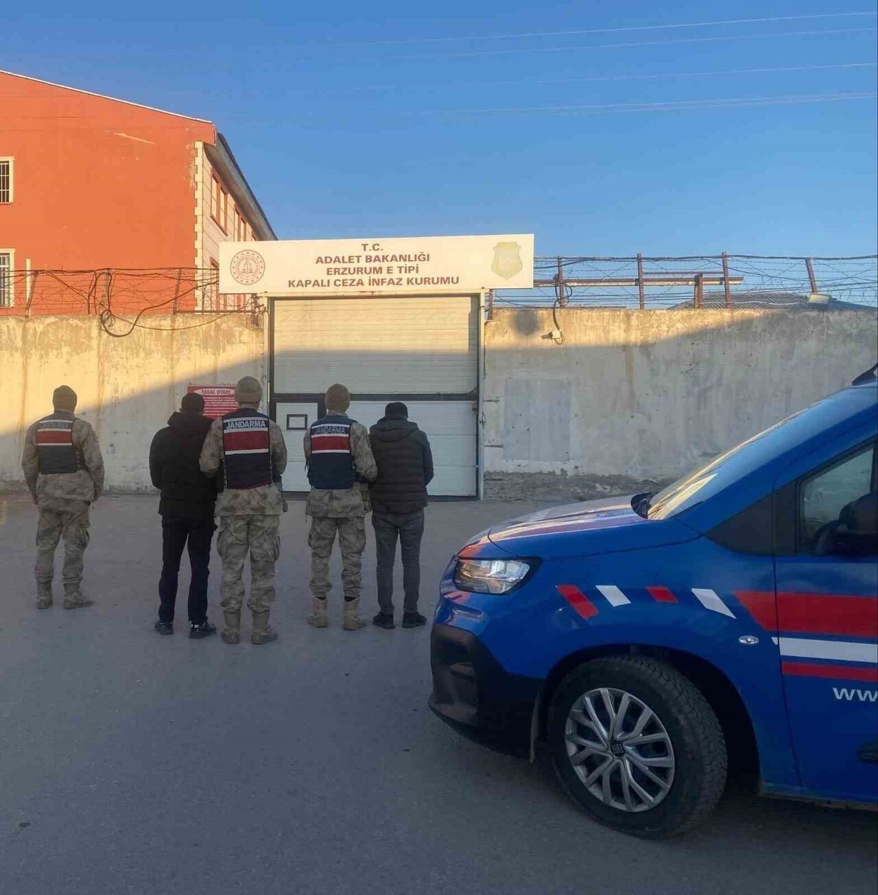 ERZURUM’UN KÖPRÜKÖY İLÇESİNDE BÜYÜKBAŞ HAYVAN HIRSIZLIĞI YAPAN 2 KİŞİ JANDARMA EKİPLERİNİN TAKİBİ...