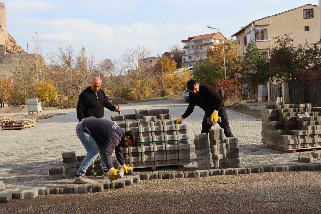 ERZURUM’UN OLTU İLÇESİ MERKEZ VE MAHALLELERİNDE DEVAM EDEN YOL YAPIM VE KİLİT PARKE TAŞI...