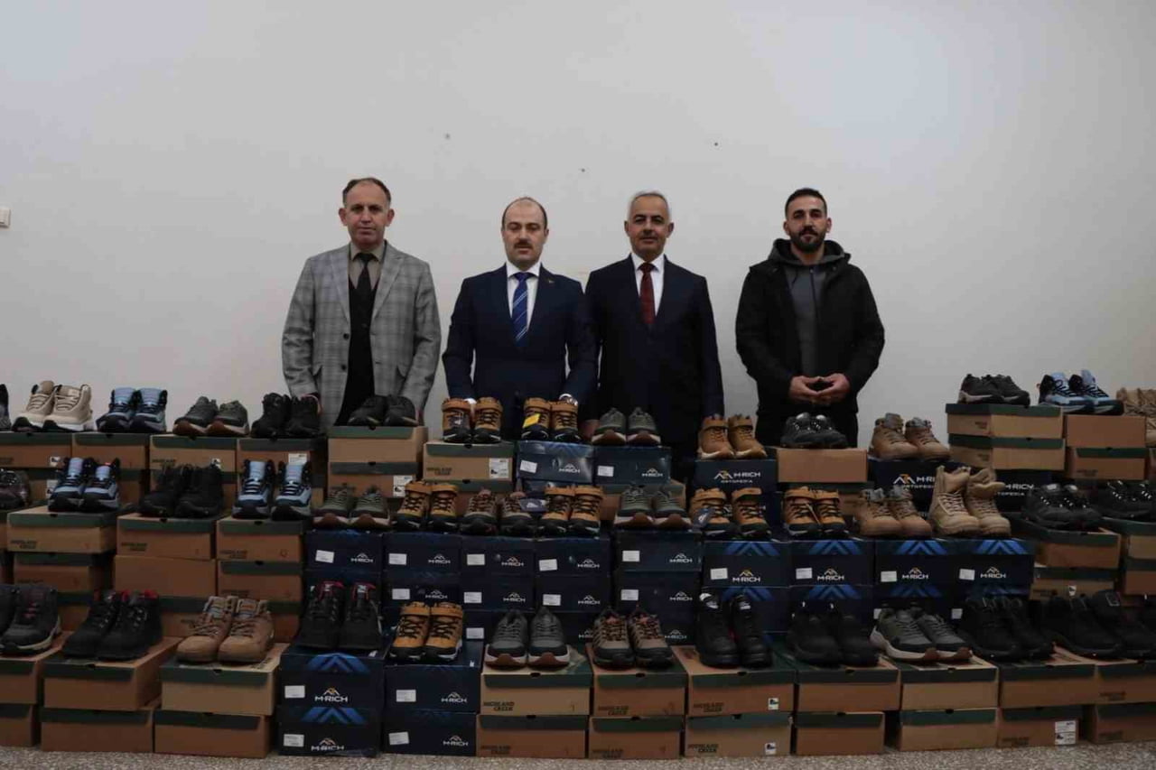 ERZURUM’UN OLTU İLÇESİNDE HAYIRSEVER İŞ İNSANI SÜLEYMAN ŞAHİN TARAFINDAN, İLÇEDEKİ İHTİYAÇ SAHİBİ...