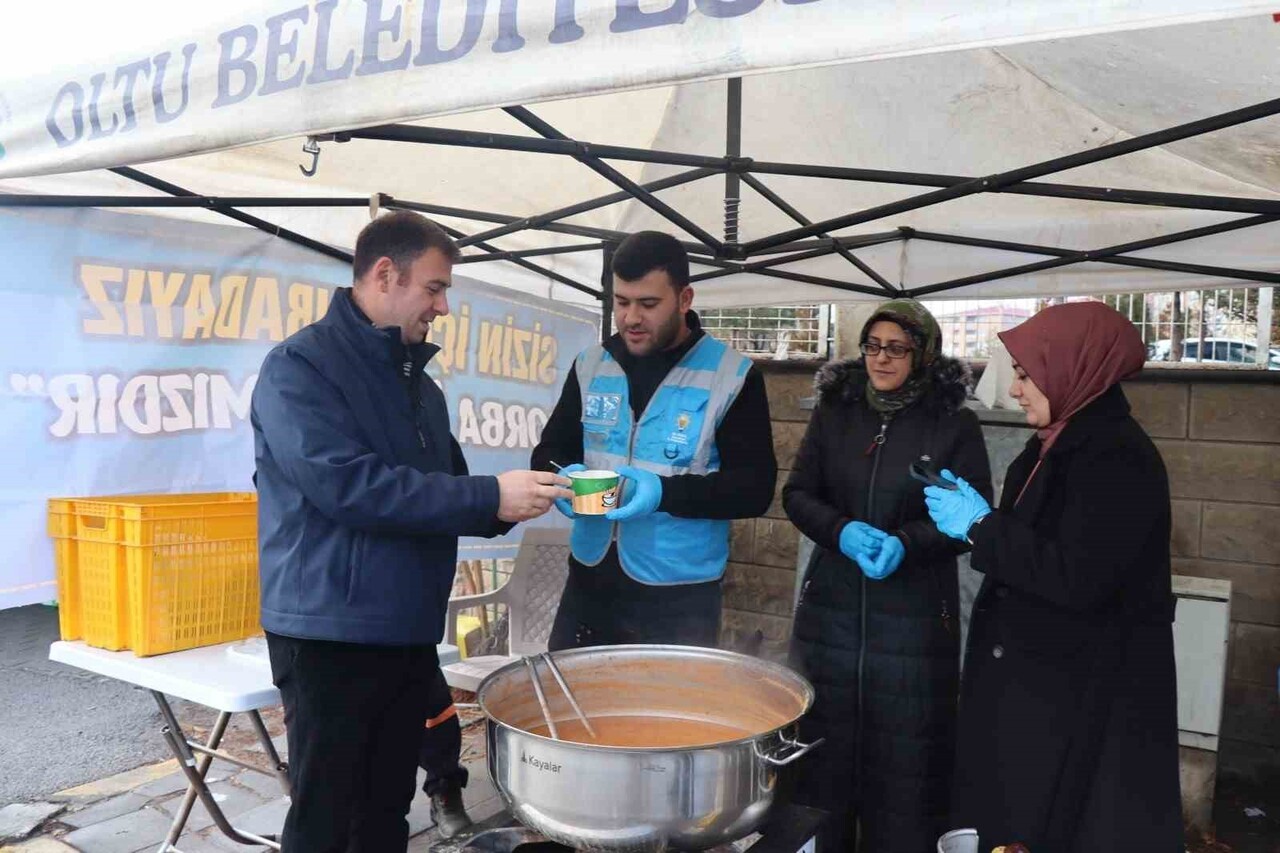 ERZURUM’UN OLTU İLÇESİNDE SOĞUK KIŞ GÜNLERİNDE HEM PAZARCI ESNAFININ HEM DE VATANDAŞLARIN İÇİNİ...