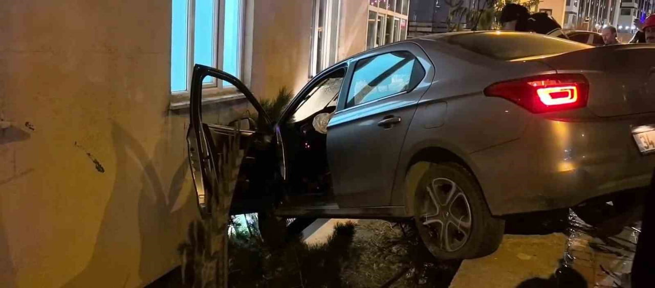 ERZURUM’UN PALANDÖKEN İLÇESİNDE MEYDANA GELEN TRAFİK KAZASINDA OTOMOBİL BİNA İLE DUVAR ARASINDA...