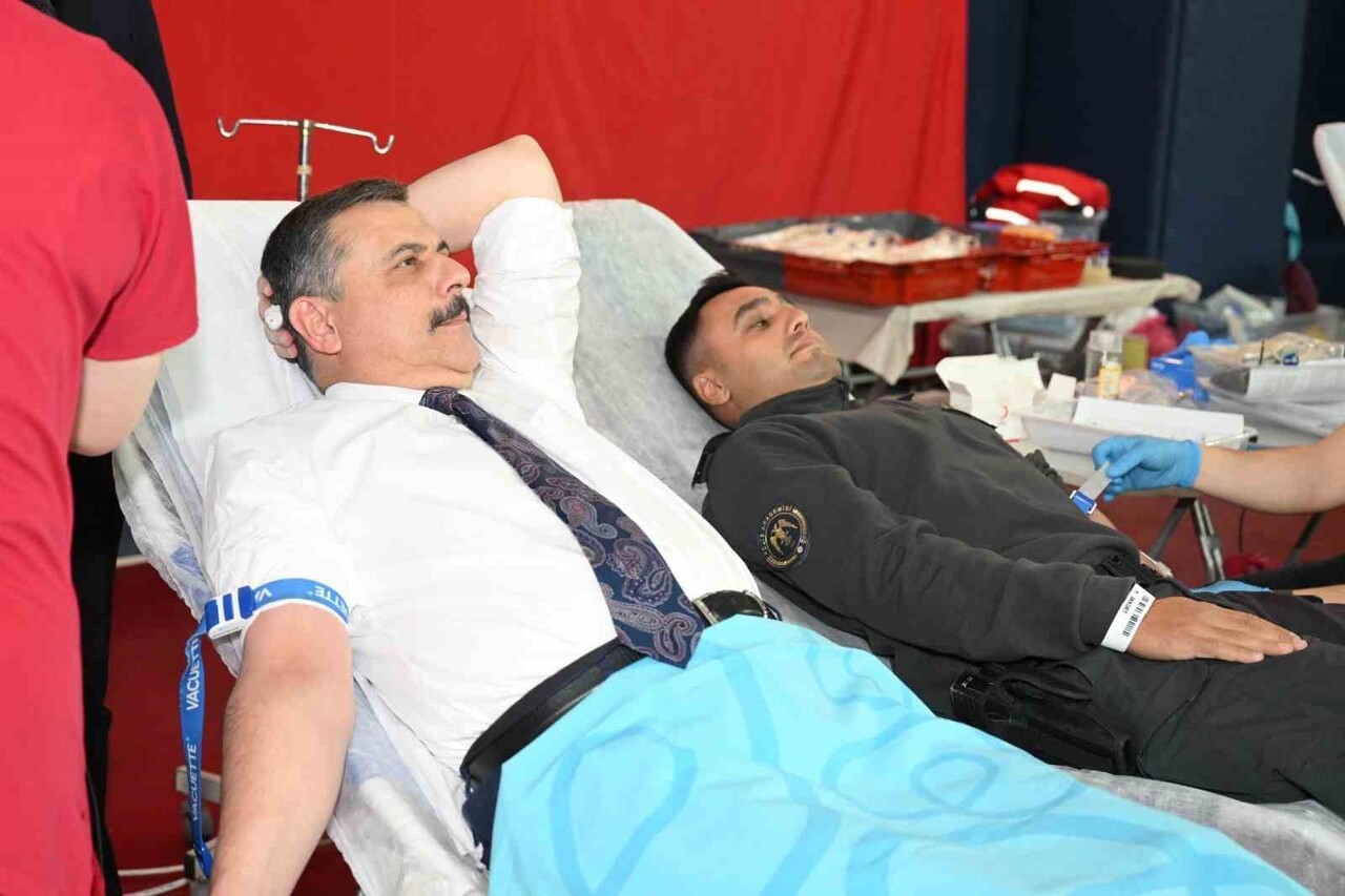 ERZURUM VALİSİ MUSTAFA ÇİFTÇİ, POLİS MESLEK EĞİTİM MERKEZİ’NDE DÜZENLENEN KAN BAĞIŞI PROGRAMINA...