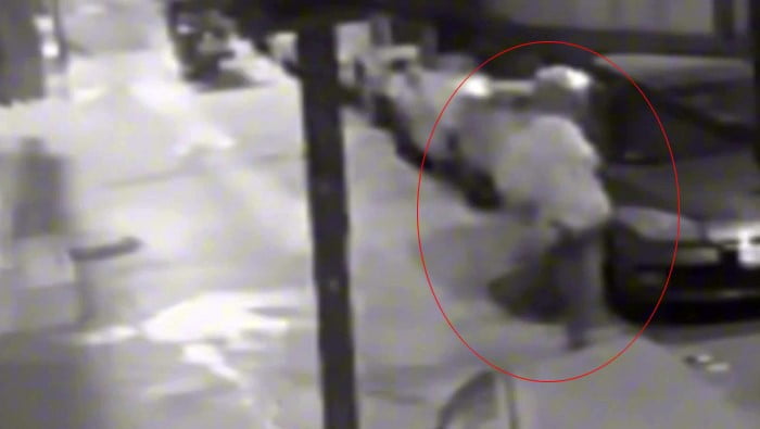 ESENYURT'TA ALKOLLÜ OLDUĞU İDDİA EDİLEN BİR KADIN, SOKAKTA PARA İSTEDİĞİ VE OLUMSUZ CEVAP ALDIĞI...