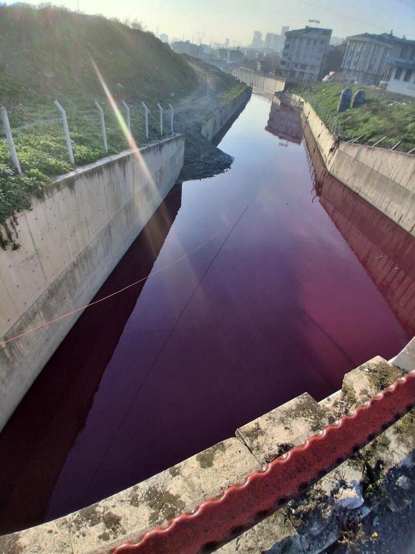 ESENYURT'TA BULUNAN HARAMİDERE'NİN RENGİ KIRMIZIYA DÖNDÜ.