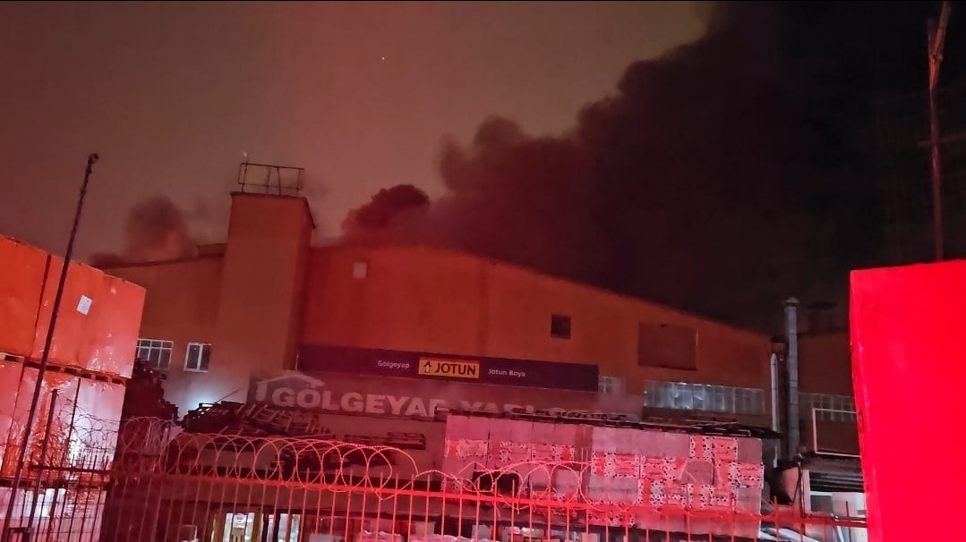 ESENYURT'TA HIRDAVAT DEPOSUNDA BAŞLAYAN YANGIN GENİŞ ALANA SIÇRADI MÜDAHALE SÜRÜYOR