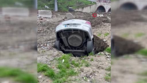 Esenyurt'ta otomobilin obruğa düştüğü anlar kamerada