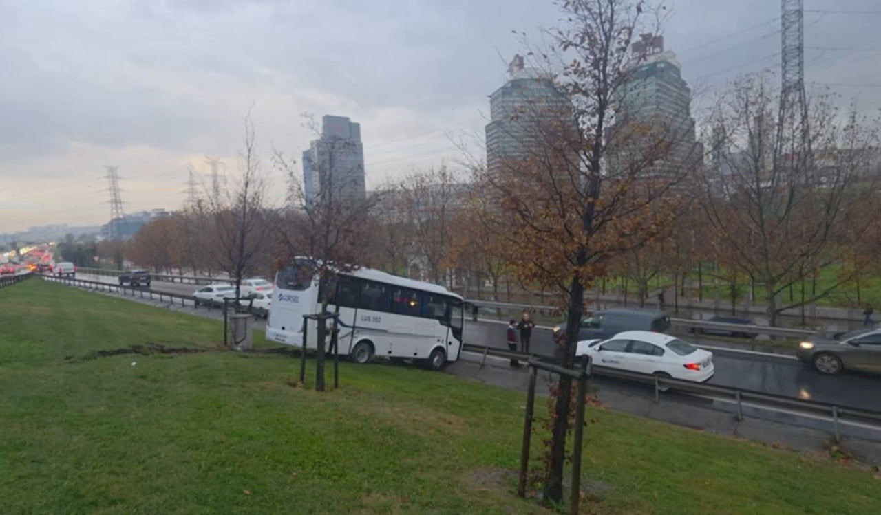 ESENYURT'TA ŞOFÖRÜN DİREKSİYON HAKİMİYETİNİ KAYBETTİĞİ SERVİS MİNİBÜSÜ, BARİYERLERE ÇARPARAK...