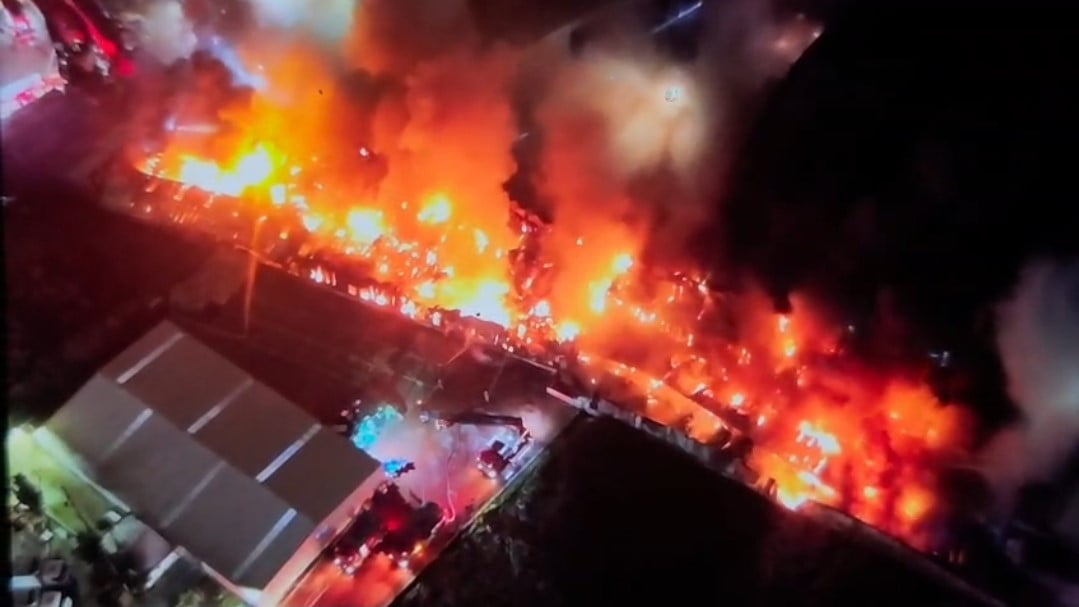 ESENYURT'TAKİ FABRİKA YANGINI 3 SAATTİR DEVAM EDİYOR: PATLAMALAR PEŞ PEŞE GELDİ