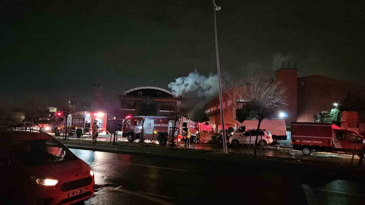 ESENYURT'TAKİ FABRİKA YANGINI 6 SAATTİR DEVAM EDİYOR