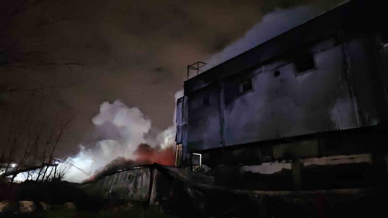 ESENYURT'TAKİ FABRİKA YANGINI 6 SAATTİR DEVAM EDİYOR