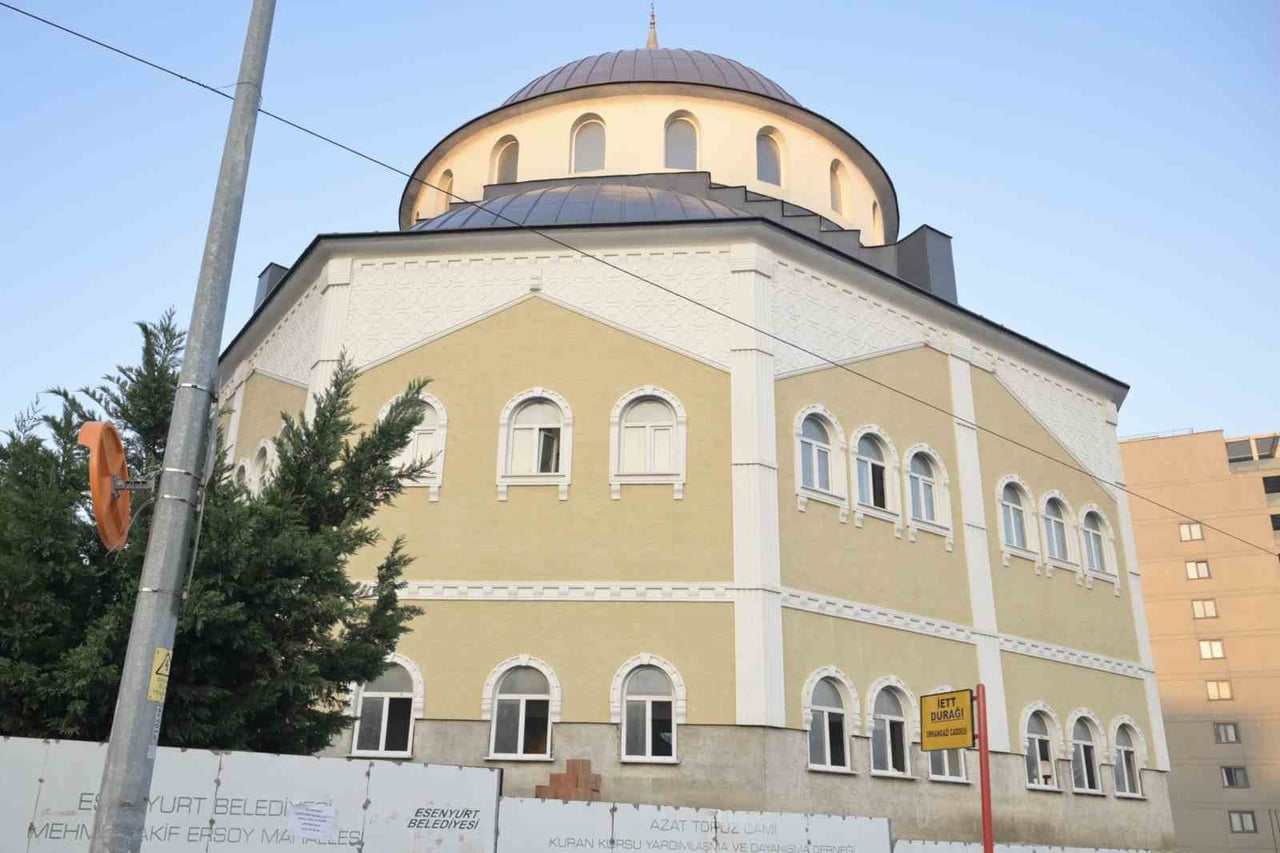 ESENYURT BELEDİYE BAŞKAN VEKİLİ CAN AKSOY, SEKİZ YILDIR ATIL DURUMDA BULUNAN AZAD TOPUZ CAMİİ'NDE...