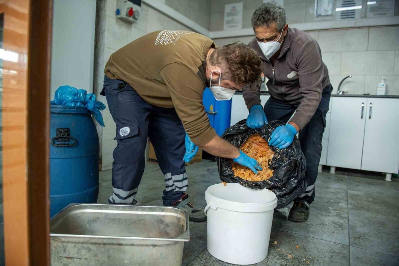 ESENYURT BELEDİYESİ, BELEDİYENİN AŞEVİ VE İLÇE GENELİNDEKİ İŞLETMELERDEN TOPLANAN YEMEK ARTIKLARI...