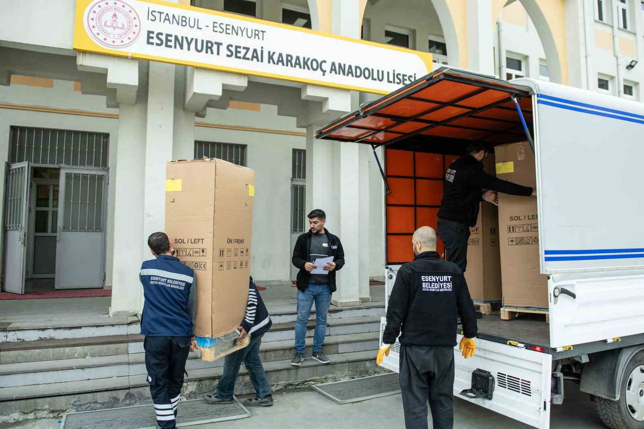 ESENYURT BELEDİYESİ, ÖĞRENCİLERİN TEMİZ VE SAĞLIKLI İÇME SUYUNA ÜCRETSİZ ERİŞİMİNİ SAĞLAMAK...