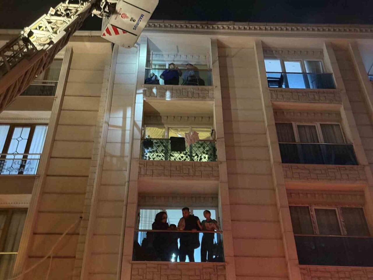 ESENYURT’TA 5 KATLI BİNADA YANGIN PANİĞİ, BİNA TAHLİYE EDİLDİ  2