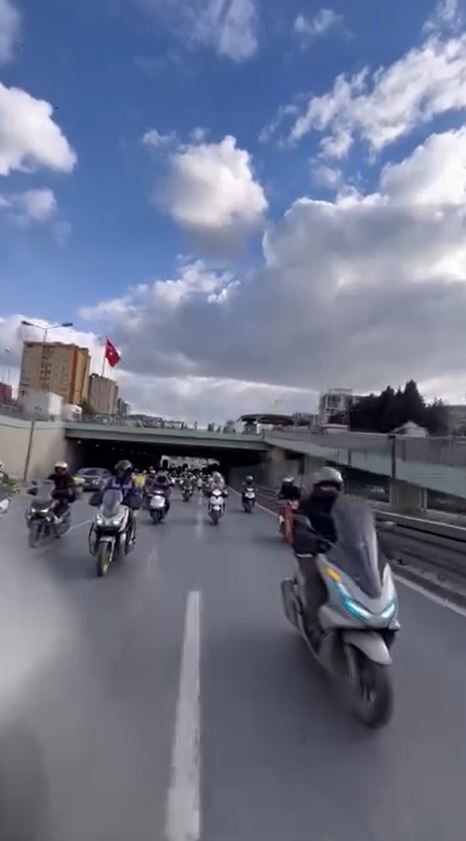 ESENYURT’TA ALKOLLÜ OLDUĞU İDDİA EDİLEN KAMYON SÜRÜCÜSÜNÜN ÇARPTIĞI KURYE HAYATINI KAYBETTİ....