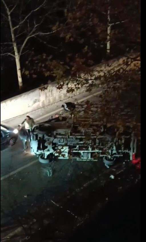 ESENYURT’TA ALKOLLÜ OLDUĞU İDDİA EDİLEN KAMYONET SÜRÜCÜ, MAKAS ATARKEN DİREKSİYON HAKİMİYETİNİ...