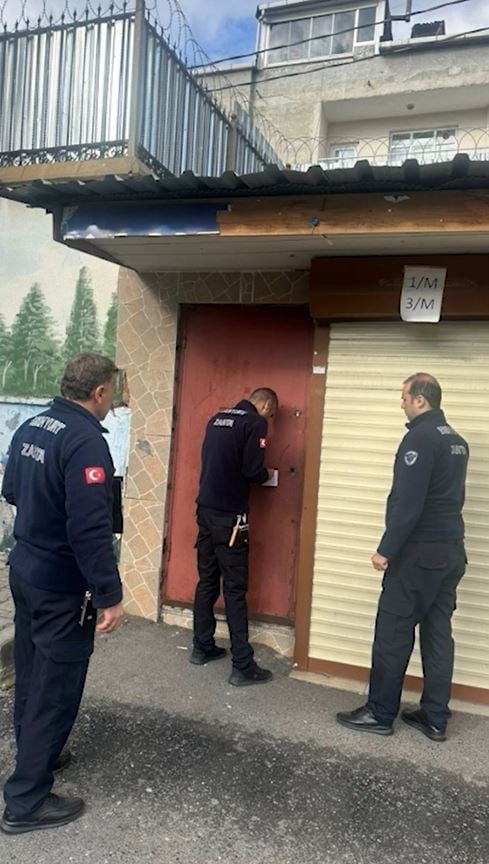 ESENYURT’TA ÇOCUKLAR İÇİN SATIŞI YASAK OLAN SAĞLIKSIZ ÜRÜNLER SATTIĞI VE GEREKLİ YASAL EVRAKLARA...