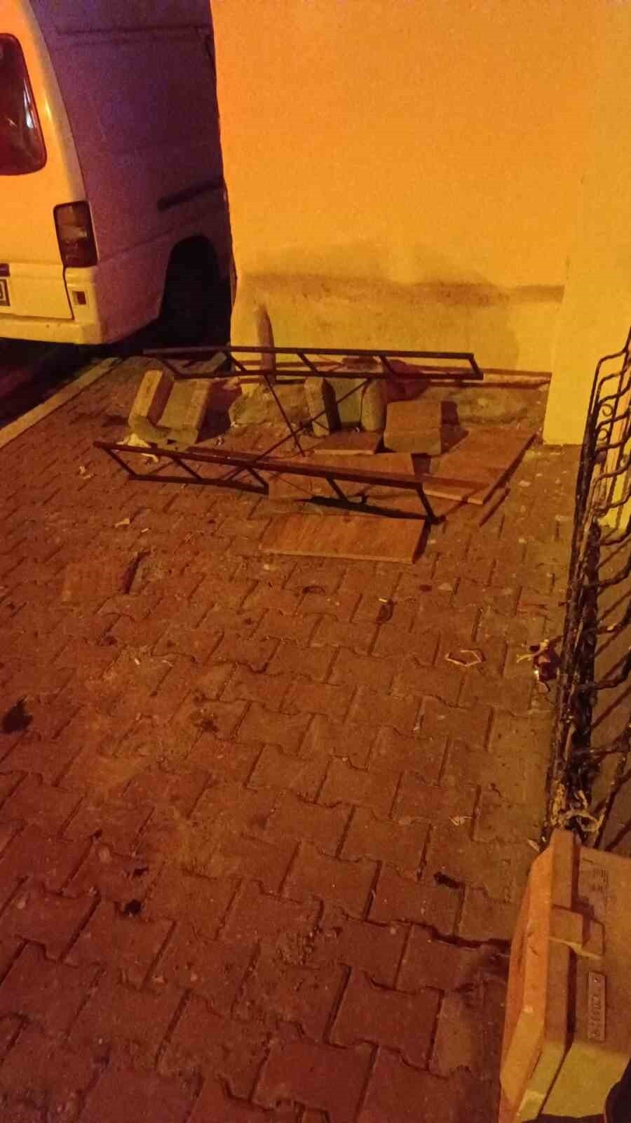 ESENYURT’TA EV SAHİBİ VE YAKINLARI 3 AYDIR KİRASINI ÖDEMEYEN KİRACISININ EVİNE SALDIRDI. CAMLARA...