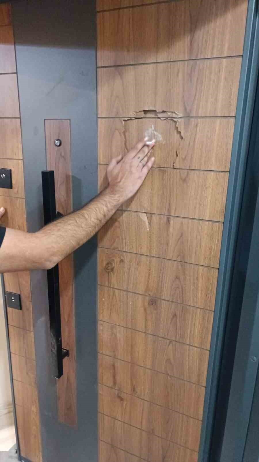 ESENYURT’TA EV SAHİBİ VE YAKINLARI 3 AYDIR KİRASINI ÖDEMEYEN KİRACISININ EVİNE SALDIRDI. CAMLARA...