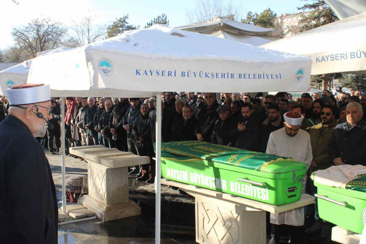 ESKİ DİYANET İŞLERİ BAŞKAN YARDIMCISI NECMETTİN NURSAÇAN'IN EŞİ PAKİZE NURSAÇAN HAYATINI KAYBETTİ....