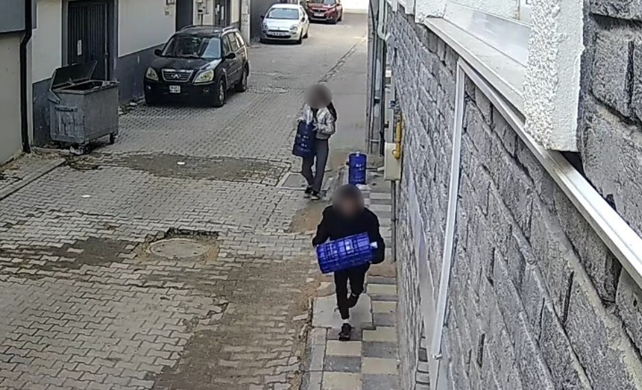 ESKİŞEHİR'DE 2 ÇOCUĞUN BİR APARTMANIN ÖNÜNDEN DAMACANALARI ÇALDIĞI ANLAR GÜVENLİK KAMERASINA...