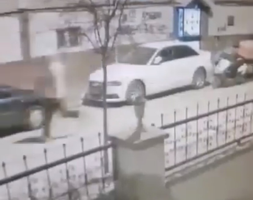 ESKİŞEHİR'DE BİR KURYENİN MOTOSİKLET ÇANTASINDA BULUNAN DÜRÜMÜ ÇALIP KOŞARAK KAÇAN HIRSIZ GÜVENLİK...