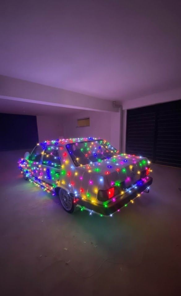 ESKİŞEHİR'DE BİR SÜRÜCÜ, 2025 YILININ SON GÜNÜNDE ARACINI BOYDAN BOYA IŞIKLARLA SÜSLEDİ.