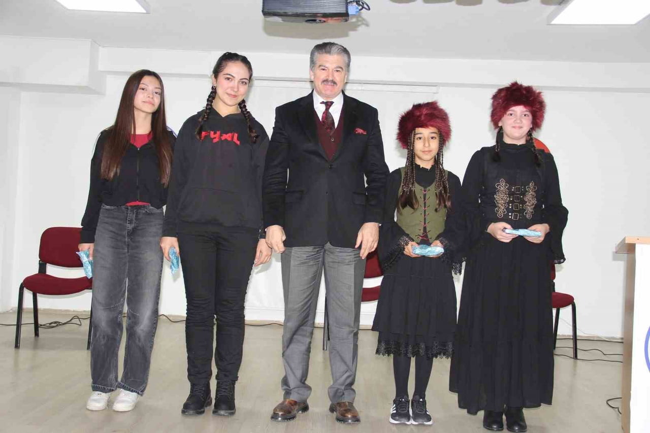 ESKİŞEHİR'DE BULUNAN MURAT ATILGAN ORTAOKULU'NDA 'DÜNYA TÜRK DİLİ AİLESİ GÜNÜ' PROGRAMI...