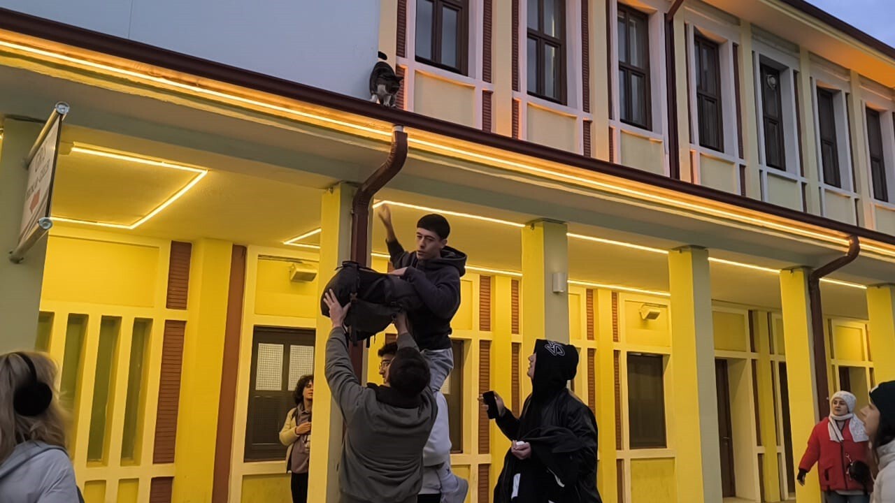 ESKİŞEHİR'DE ÇATIDA BAĞIRAN KEDİYİ KURTARMAK İÇİN GENÇLER SEFERBER OLDU. SEVİMLİ HAYVANIN...