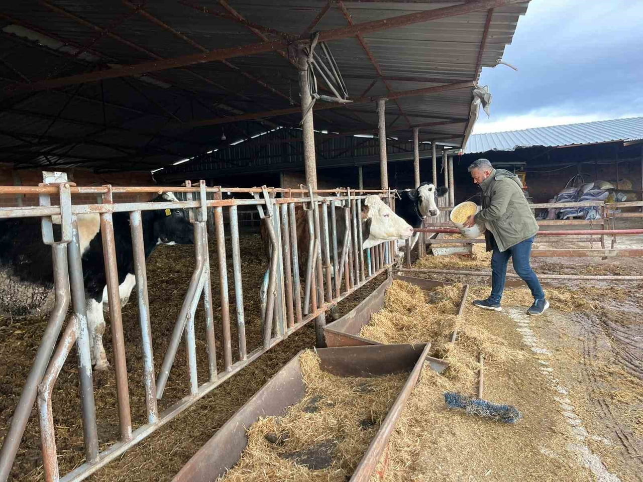 ESKİŞEHİR'DE ÇİFTÇİLİK YAPAN HÜSEYİN FIRAT EKMEN, TEPEBAŞI BELEDİYESİ'NDEN KİRALADIĞI TARIM...