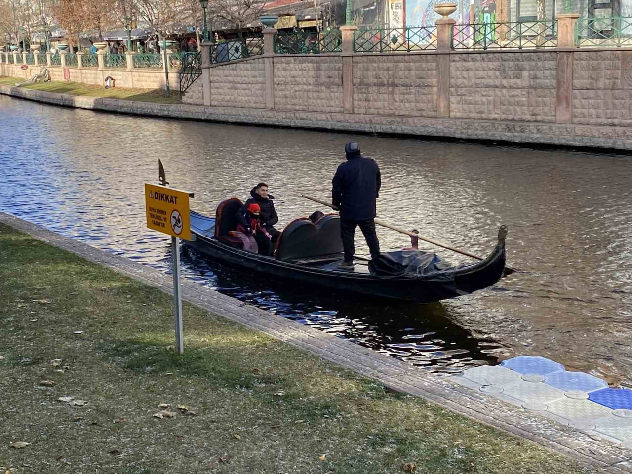 ESKİŞEHİR'DE DONDURUCU SOĞUĞA RAĞMEN GONDOL SEFERLERİNE İLGİ GÖSTEREN VATANDAŞLAR GÖRENLERİ...