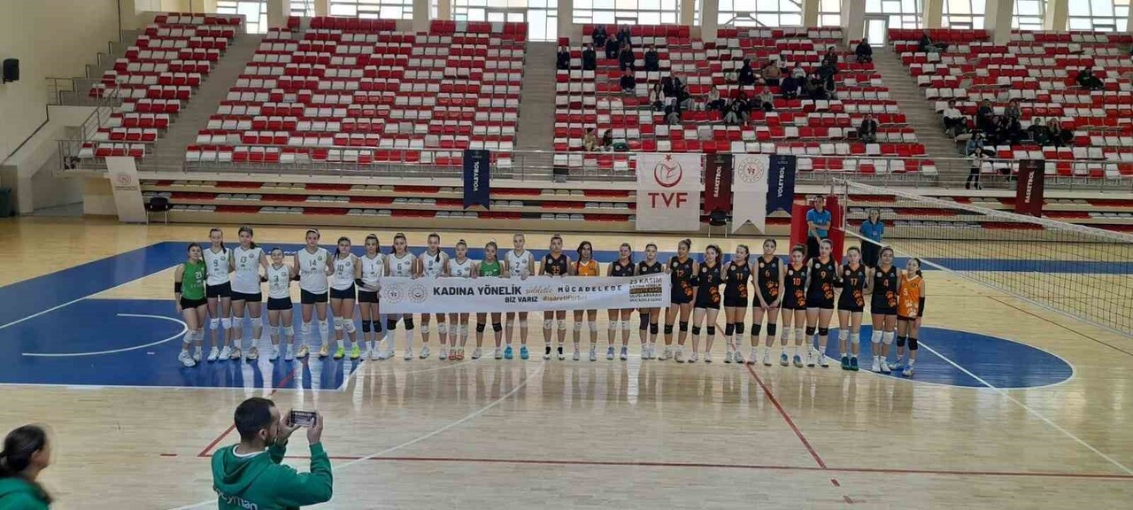 ESKİŞEHİR'DE GENÇ SPORCULAR, "KADINA YÖNELİK ŞİDDETLE MÜCADELEDE BİZ VARIZ" YAZILI PANKARTLAR İLE...