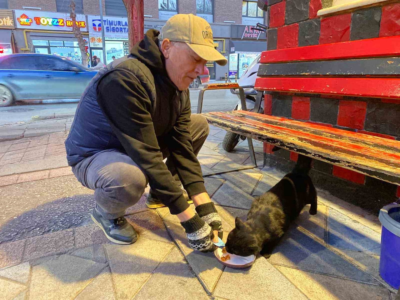 ESKİŞEHİR'DE HAYVANSEVER TAKSİCİ ESNAFI, DURAK ÇEVRESİNDEKİ SOKAK HAYVANLARINI KENDİ CEPLERİNDEN...