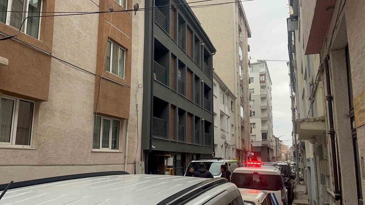 ESKİŞEHİR'DE KENDİSİNDEN HABER ALINAMAYAN 43 YAŞINDAKİ GENÇ ŞAHIS EVİNDE ÖLÜ BULUNDU.