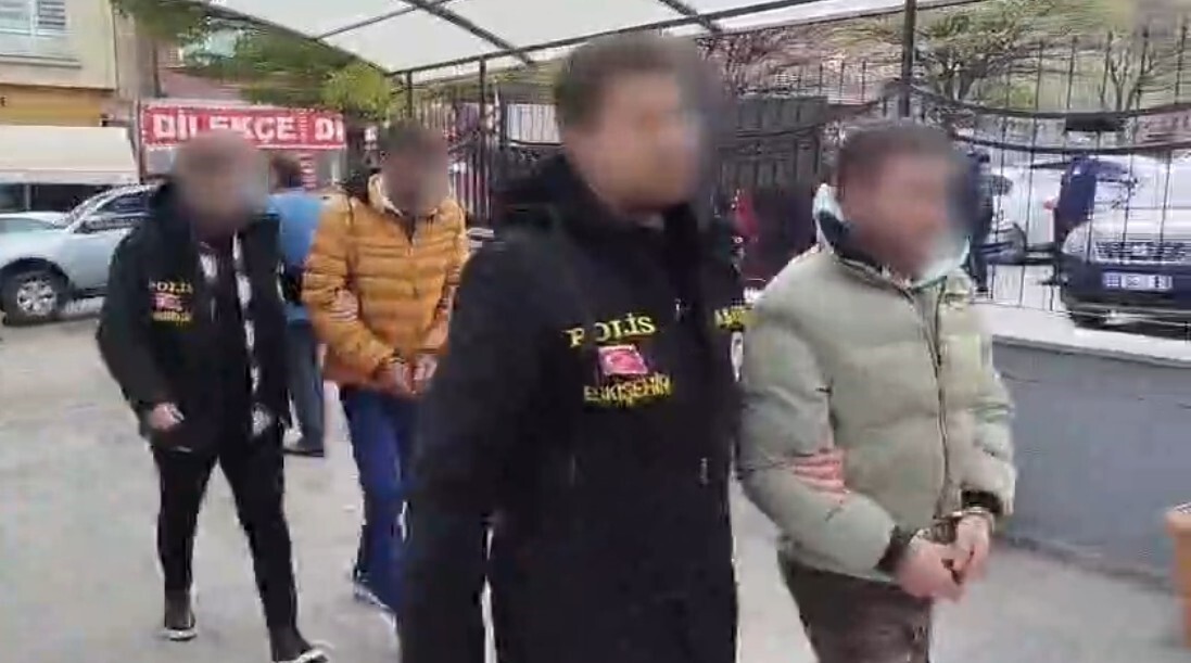 ESKİŞEHİR'DE KİLİTLİ VAZİYETTE PARK HALİNDE BULUNAN BİR MOTOSİKLETİ ÇALDIKLARI TESPİT EDİLEN VE...